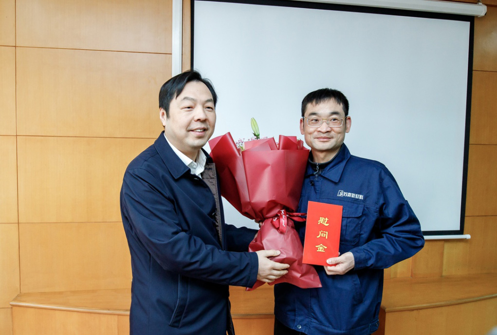 區領導慰問勞模.jpg